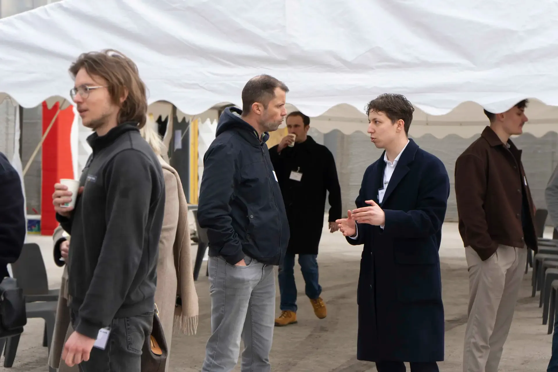 Théo Vincent - chargé éducation - salon en visite aux initiales du BTP